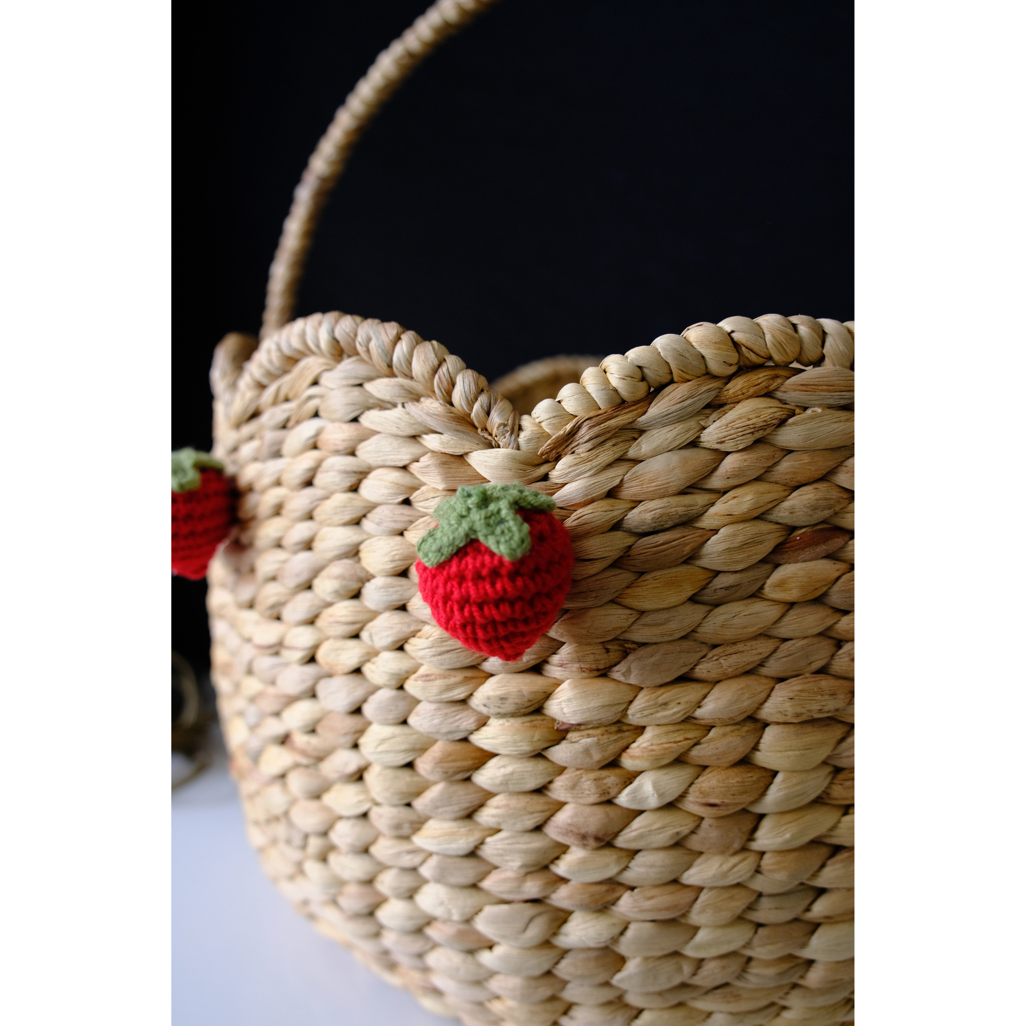 Handwoven Scalloped Basket With Handle – Natural Seagrass Storage With Strawberry Accents
