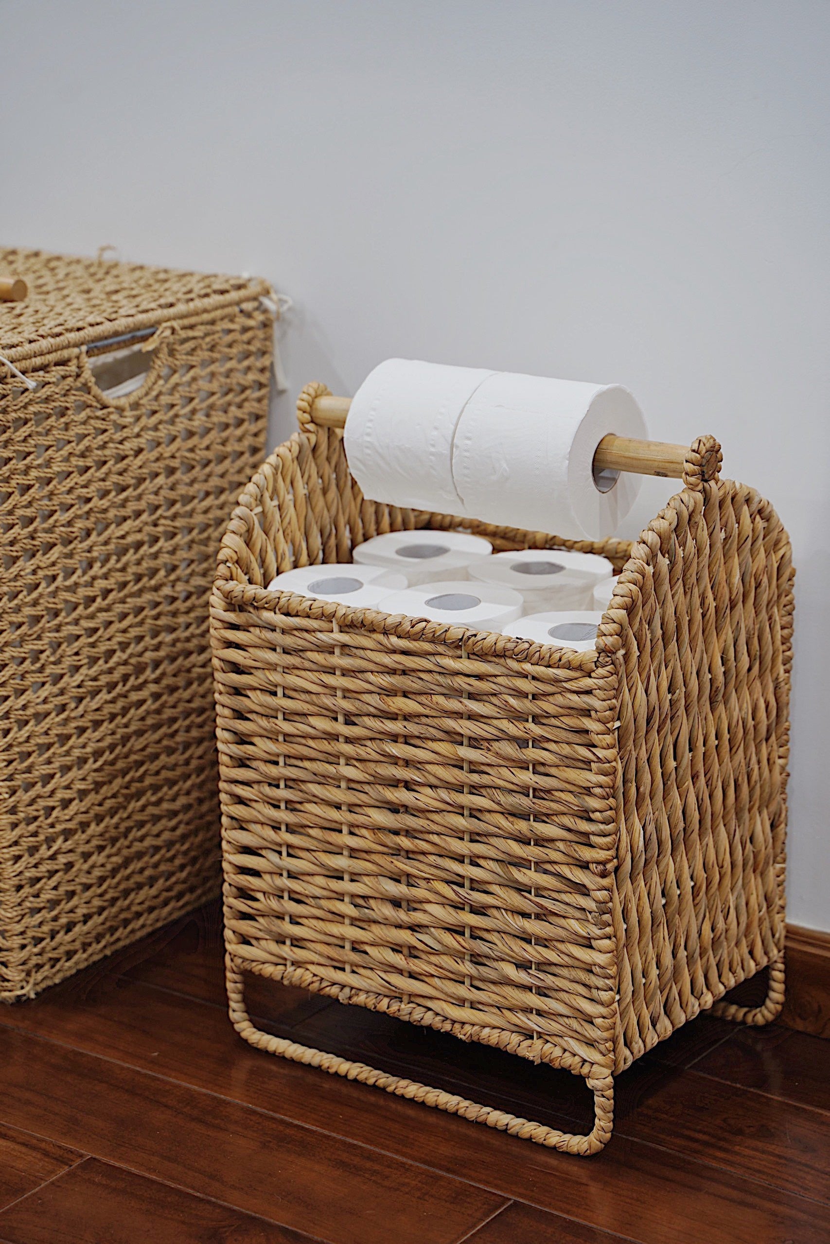 Toilet Paper Woven Water Hyacinth Basket With Wooden Handle in Natural Color
